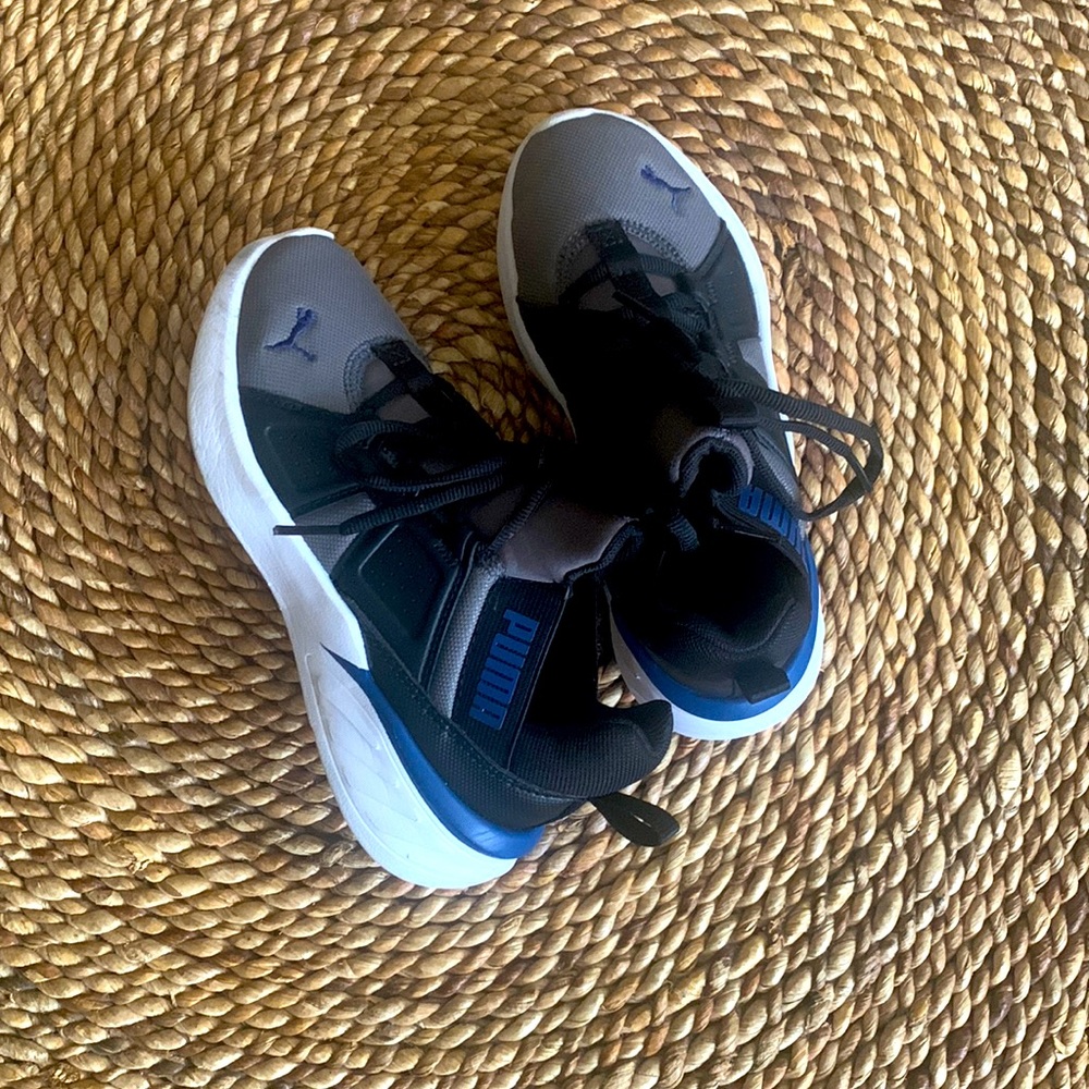 Puma (boy running) sneakers